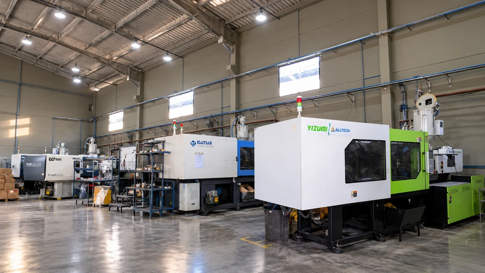 Parque fabril próprio da Satus Tec em Joinville, SC, com a fila de injetoras industriais